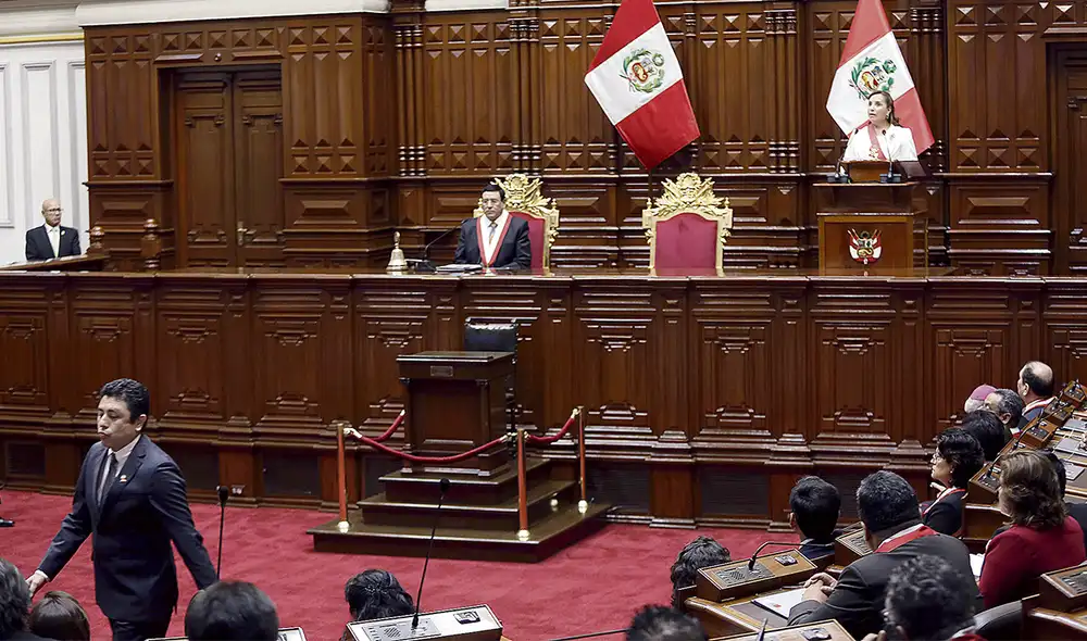 Guillermo Bermejo inicia la retirada del Hemiciclo. Foto: Antonio Melgarejo/La República
