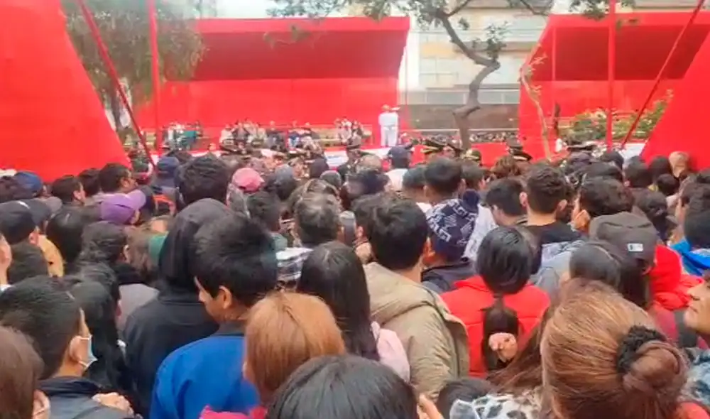 Algunos ciudadanos pasaron la noche en la av. Brasil para conseguir lugares y presenciar el Desfile Militar. Foto: Rosario Rojas/La República