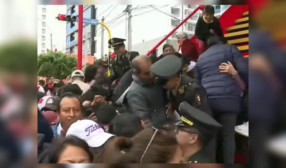 Los ciudadanos buscan presenciar el Desfile Militar de cerca. Foto: captura Latina Los ciudadanos buscan presenciar el Desfile Militar de cerca. Foto: captura Latina