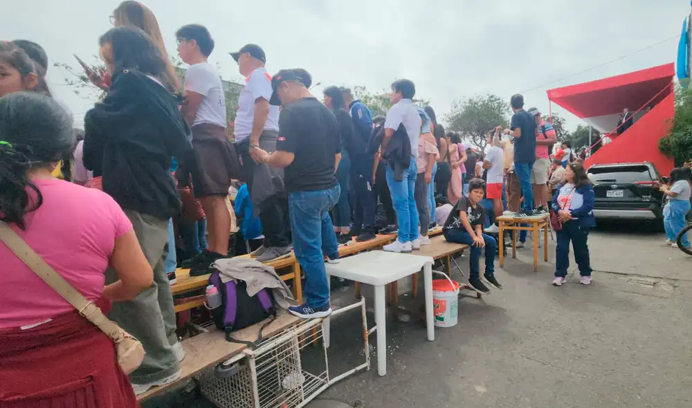 Ciudadanos hacen de todo por ver el Desfile Militar 2023. Foto y video: Jessica Merino/La República