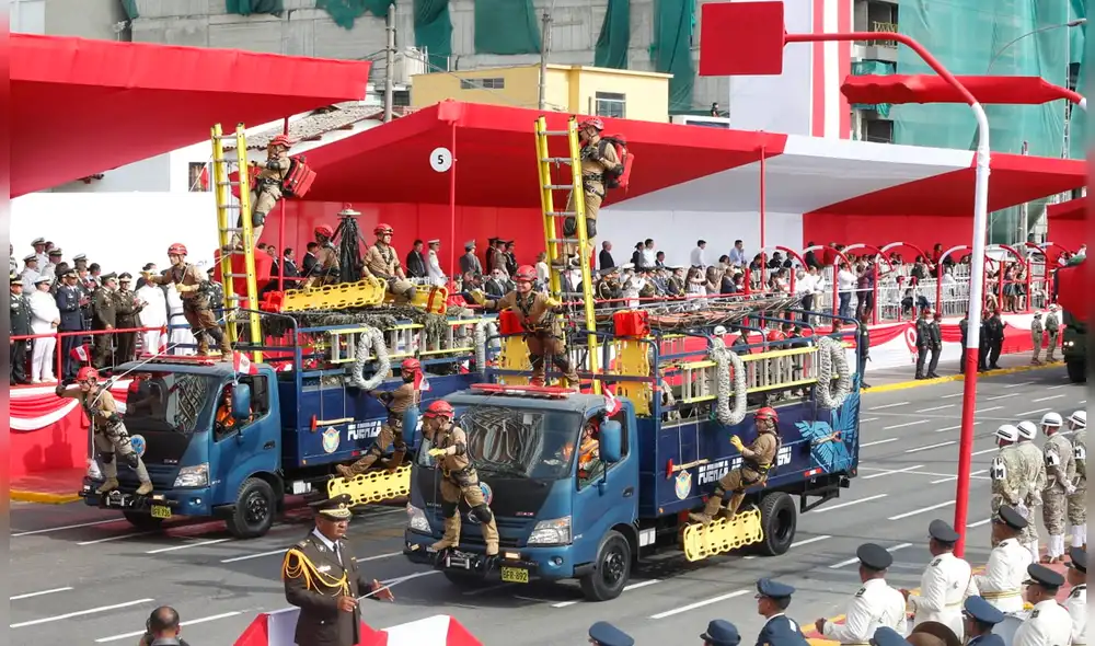 Hombres de rojo participaron en la Gran Parada Militar. Foto: La República/Antonio Melgarejo