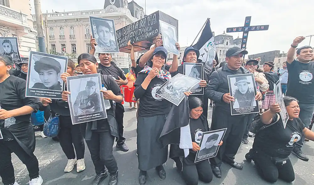Deudos. Familiares de los fallecidos en Juliaca exigieron justicia y que las carpetas fiscales de sus víctimas sean devueltas a su ciudad, donde están las pruebas. Foto: La república Deudos. Familiares de los fallecidos en Juliaca exigieron justicia y que las carpetas fiscales de sus víctimas sean devueltas a su ciudad, donde están las pruebas. Foto: La república
