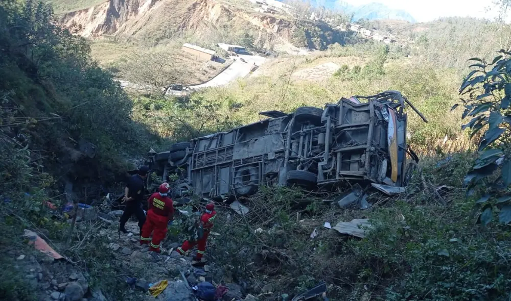 Cuerpo de bomberos llegó al lugar del accidente para realizar labores de rescate de los cuerpos. Foto: Macrorregión Policial