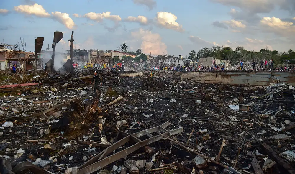 La Policía tailandesa, equipos de rescate y lugareños trabajan en la remoción de escombros que dejó la explosión en un almacén de fuegos artificiales. Foto: AFP - Video: @Adela_Micha/Twitter
