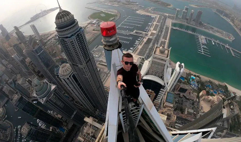 El acróbata Remi Lucidi intentó pedir ayuda antes de caer de un edificio en Hong Kong. Foto: @remnigma/Instagram - Video: Infobae