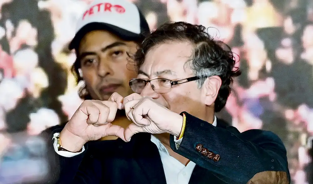 Sombra. Gustavo Petro, acompañado de su hijo Nicolás (detrás), detenido el sábado. Foto: AFP Sombra. Gustavo Petro, acompañado de su hijo Nicolás (detrás), detenido el sábado. Foto: AFP