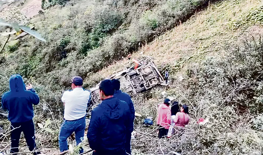 Aparatoso. El bus de la empresa Cotrina Buss salió con 50 pasajeros de Tarapoto con destino a Tumbes. Foto: difusión Aparatoso. El bus de la empresa Cotrina Buss salió con 50 pasajeros de Tarapoto con destino a Tumbes. Foto: difusión