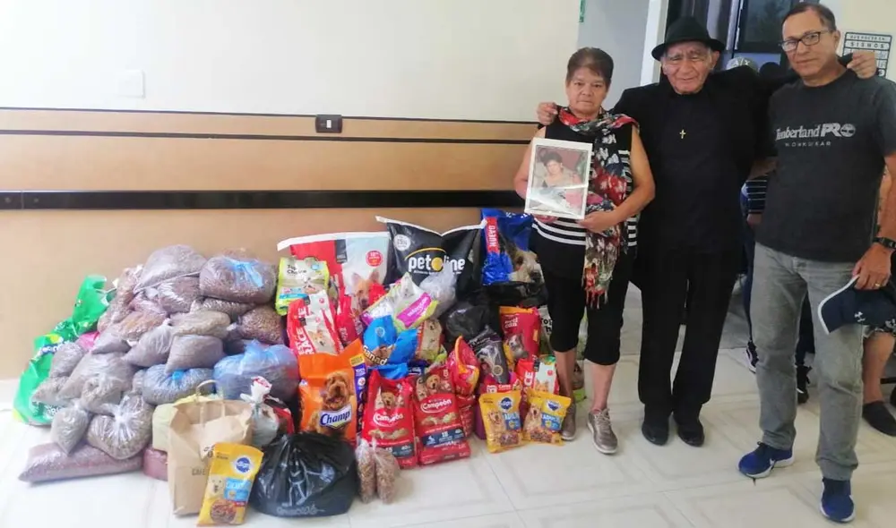 La familia de la maestra Arcadia Iglesias Reyes agradecidó el apoyo de quienes acudieron al funeral de la maestra. Foto: Patitas de Amor/Facebook La familia de la maestra Arcadia Iglesias Reyes agradecidó el apoyo de quienes acudieron al funeral de la maestra. Foto: Patitas de Amor/Facebook