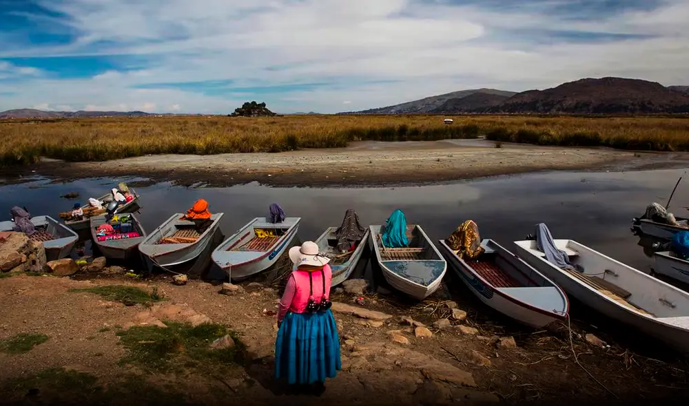 El lago Titicaca se encuentra en amenaza por la extrema sequía. Foto: El País El lago Titicaca se encuentra en amenaza por la extrema sequía. Foto: El País