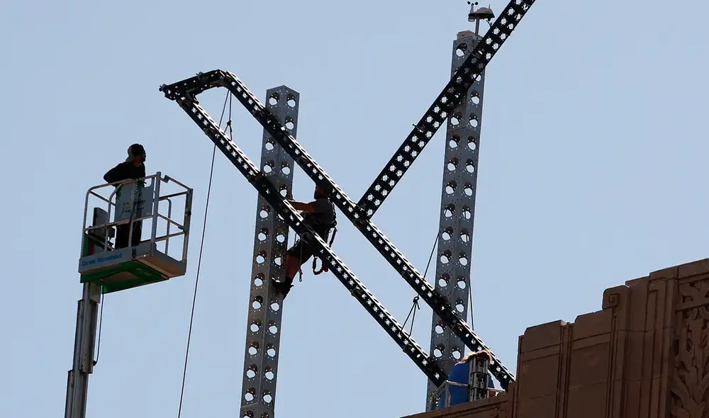 Trabajadores comienzan a desmantelar un gran logotipo de 'X' en el techo de la sede de San Francisco el 31 de julio de 2023. Foto: AFP