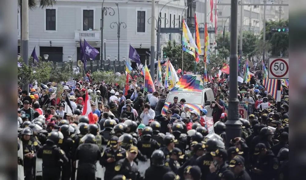 Protestas se registraron durante Fiestas Patrias en el Perú. Foto: John Reyes/La República Protestas se registraron durante Fiestas Patrias en el Perú. Foto: John Reyes/La República