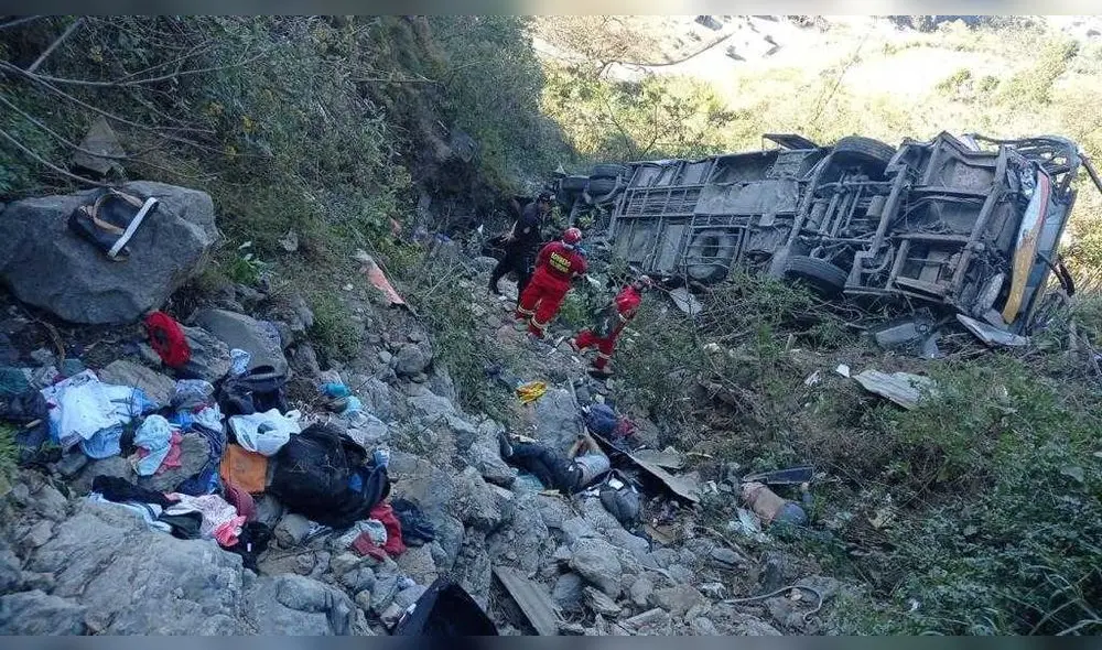 Bus que trasladaba pasajeros cayó al fondo de un abismo. Foto: Álvaro Lozano/La República Bus que trasladaba pasajeros cayó al fondo de un abismo. Foto: Álvaro Lozano/La República