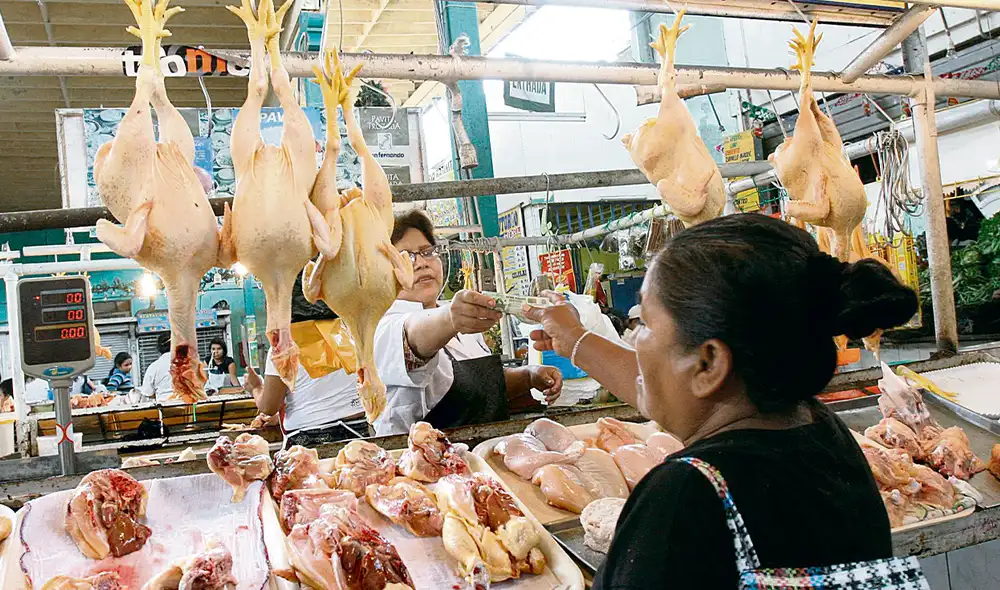 Presente en la mesa. Durante julio se comercializaron más de 57.700 toneladas de pollo en Lima Metropolitana. Foto: La República
