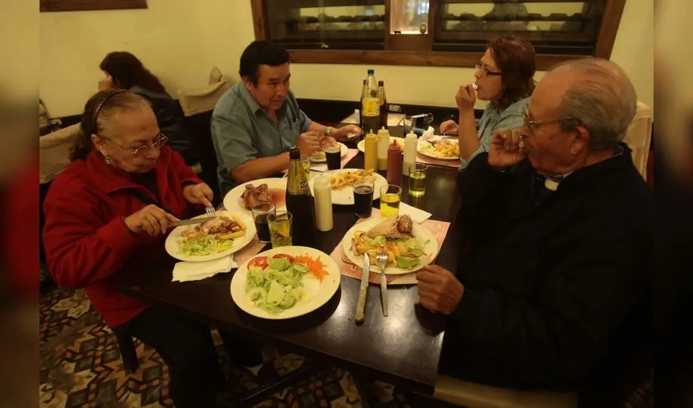 En el sector A/B y C, un 34% ha reducido sus salidas a comer fuera. Foto: Andina