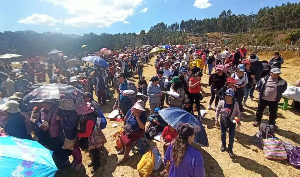 Cusqueños llegan a dejar ofrendas a la madre Tierra. Foto: Rocío Cárdenas LR