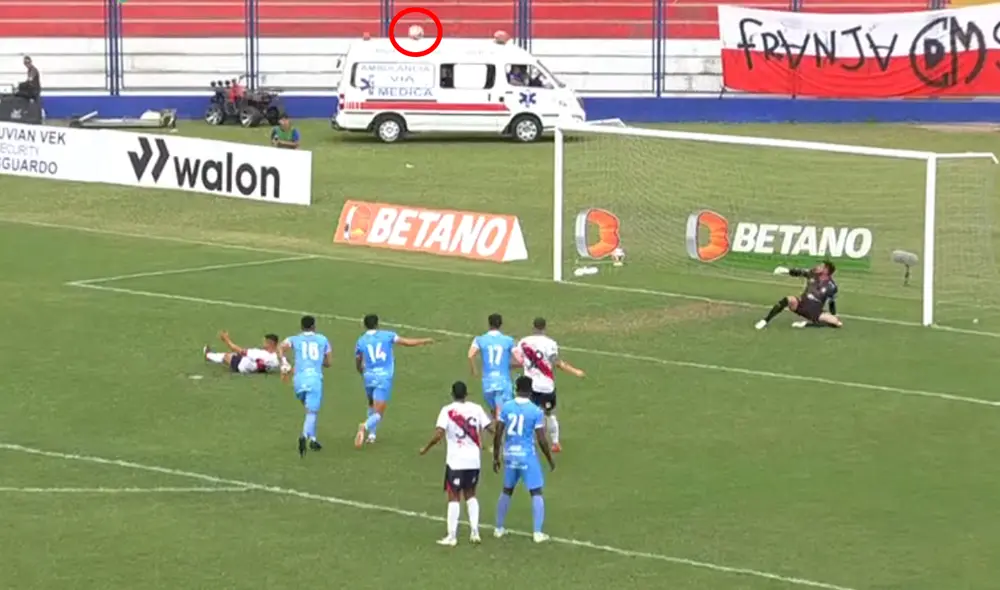 Matías Pérez García no le pudo dar ni potencia ni dirección a su penal por resbalarse. Foto: captura de GolPerú Matías Pérez García no le pudo dar ni potencia ni dirección a su penal por resbalarse. Foto: captura de GolPerú