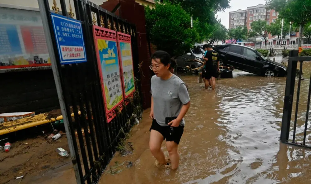 Franjas de los suburbios de la metrópolis china siguen gravemente afectadas por las lluvias, algunas de las más intensas de la ciudad en años. Foto: AFP - Video: Reportera He Beibei de CGTN