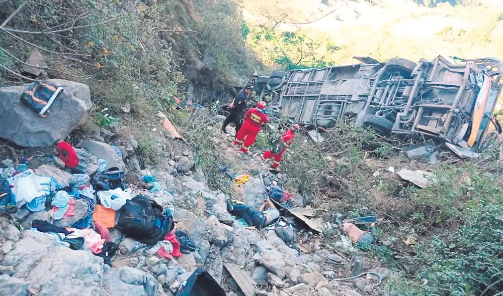 Bus que cayó al abismo dejó a 13 personas fallecidas. Foto: La República