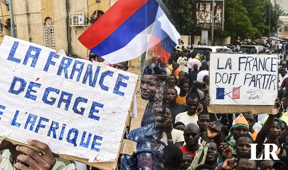 Manifestación popular de apoyo al golpe de Estado militar en la capital de Níger. Foto: Composición LR / Frabrizio Oviedo / AFP - Video: AFP Manifestación popular de apoyo al golpe de Estado militar en la capital de Níger. Foto: Composición LR / Frabrizio Oviedo / AFP - Video: AFP