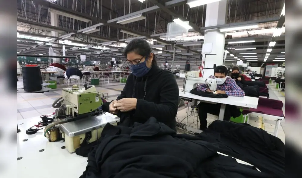 El incremento de trabajadoras mujeres fue del 5,9%, superior al de los hombres, que subió 2,9%. Foto: Andina