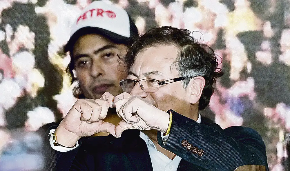 Al acecho. Foto de archivo del presidente Gustavo Petro y su hijo, Nicolás, durante la reciente campaña electoral presidencial. Foto: EFE