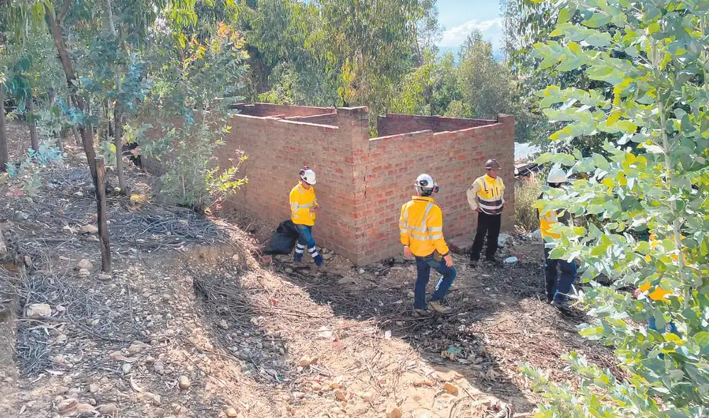 Inspección. Autoridades de Shiracmaca descubrieron socavón minero en terreno de colegio. Foto: Difusión Inspección. Autoridades de Shiracmaca descubrieron socavón minero en terreno de colegio. Foto: Difusión