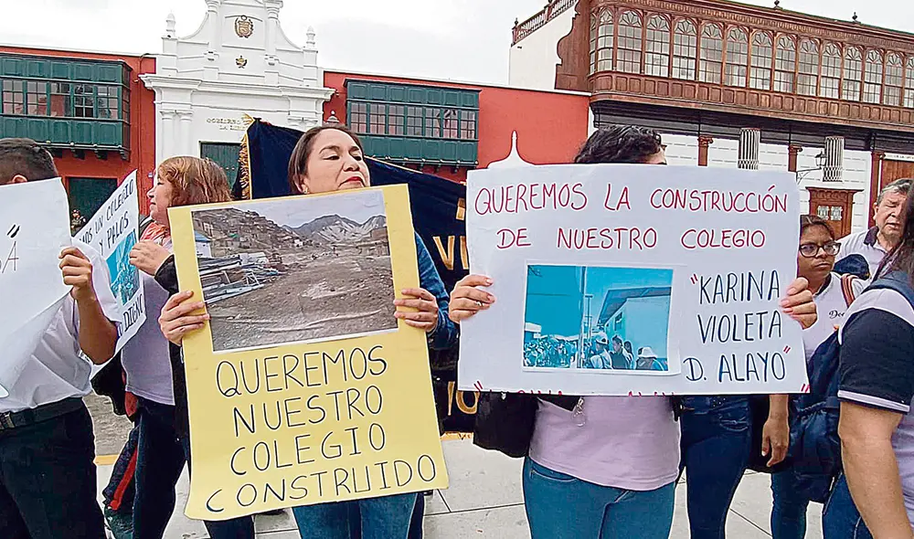 en trujillo. Padres y profesores del colegio Karina Damián Alayo realizaron ayer protesta. Foto. Sergio Verde/La República en trujillo. Padres y profesores del colegio Karina Damián Alayo realizaron ayer protesta. Foto. Sergio Verde/La República