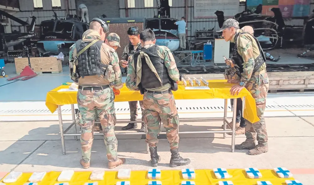 Decomiso. Tras el enfrentamiento armado, los narcotraficantes brasileños abandonaron cocaína, armas de fuego, municiones y un celular. Foto: difusión