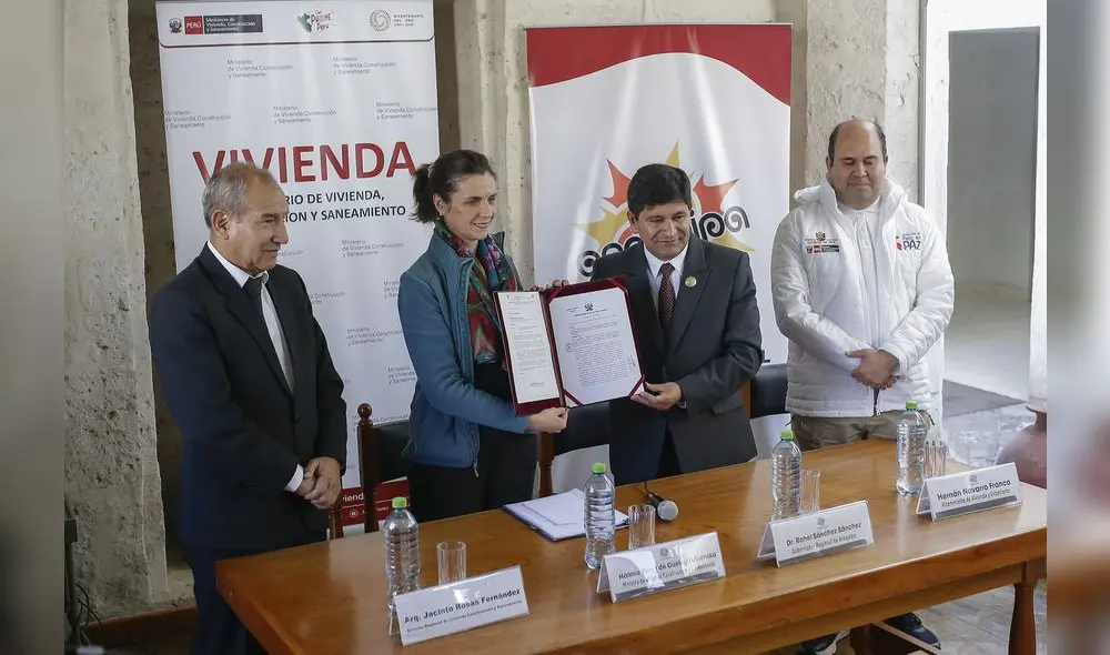 Firma de acta.  Gobernador Sánchez y ministra Pérez suscribieron compromiso para entregar ayuda económica para cerrar brecha de falta de viviendas. Foto: Rodrigo Talavera/La República