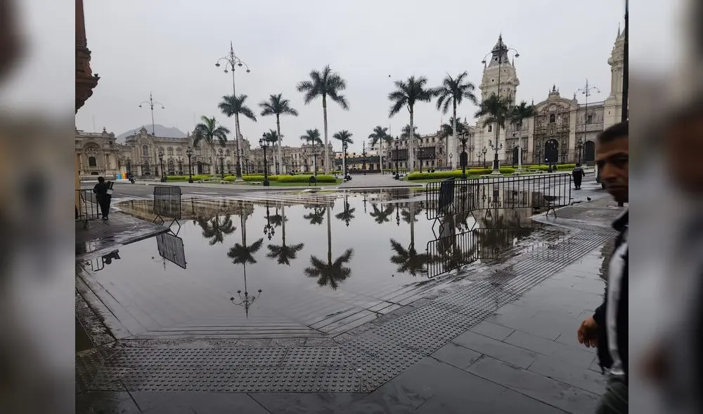 Se registra aniego en el centro de Lima tras ruptura de tubería. Foto: composición LR /Bella Alvites/LaRepública