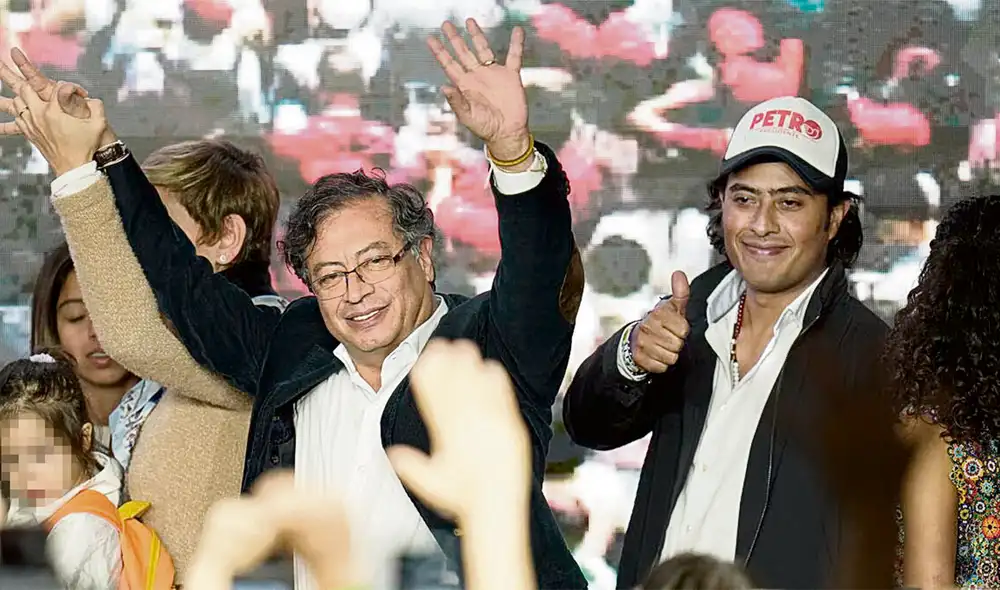 Crisis. Presidente Gustavo Petro (izq.) acompañado de su hijo, Nicolás Petro Burgos (der.), en serias irregularidades políticas. Foto: El País (Madrid) Crisis. Presidente Gustavo Petro (izq.) acompañado de su hijo, Nicolás Petro Burgos (der.), en serias irregularidades políticas. Foto: El País (Madrid)