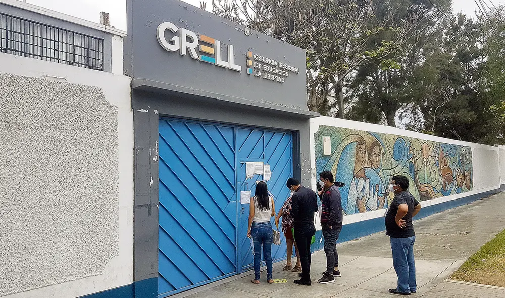 Operativos. La GRELL evalúa los títulos de 33.000 docentes. Foto: La Repúbica Operativos. La GRELL evalúa los títulos de 33.000 docentes. Foto: La Repúbica