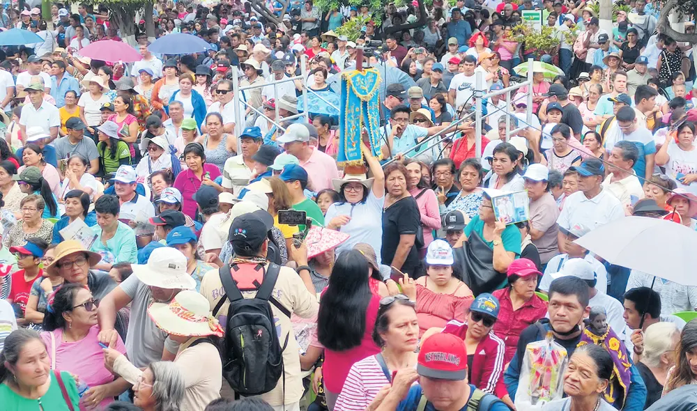 Multitud. Fieles de Motupe y de diversas partes del país y el extranjero llegaron a Motupe para participar en la misa de la Santísima Cruz de Chalpón. Foto: Emmanuel Moreno/La República Multitud. Fieles de Motupe y de diversas partes del país y el extranjero llegaron a Motupe para participar en la misa de la Santísima Cruz de Chalpón. Foto: Emmanuel Moreno/La República