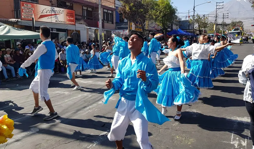 Delegaciones de provincias de Arequipa bailaron en avenida Independencia. De esa forma le brindaron su saludo. Foto: La República Delegaciones de provincias de Arequipa bailaron en avenida Independencia. De esa forma le brindaron su saludo. Foto: La República