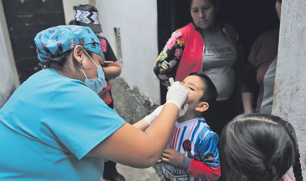 Vacunación sigue. En los últimos días, brigadas inmunizaron a cerca de 8.000 niños por día. Foto: La República Vacunación sigue. En los últimos días, brigadas inmunizaron a cerca de 8.000 niños por día. Foto: La República