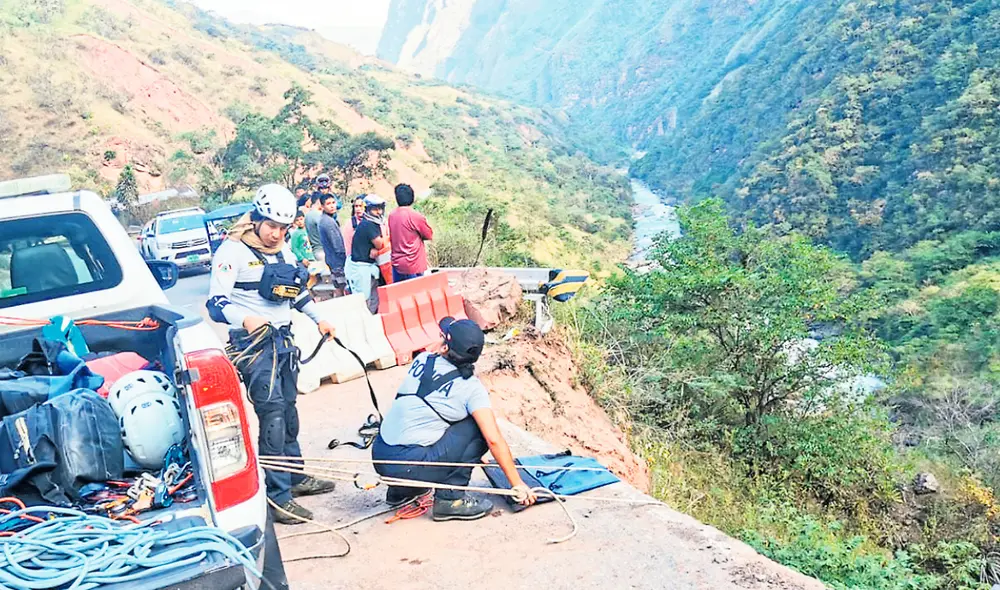 Acciones. Policías, bomberos y pobladores buscaban recuperar los cuerpos de fallecidos y heridos en la vía a la ciudad de Bagua. Foto: difusión Acciones. Policías, bomberos y pobladores buscaban recuperar los cuerpos de fallecidos y heridos en la vía a la ciudad de Bagua. Foto: difusión