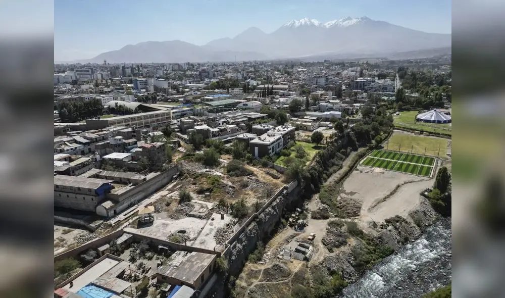 Ubicación. Proyecto inmobiliario La Recoleta se ubica en la margen izquierda del río Chili. En la zona de amortiguamiento del Centro Histórico.
