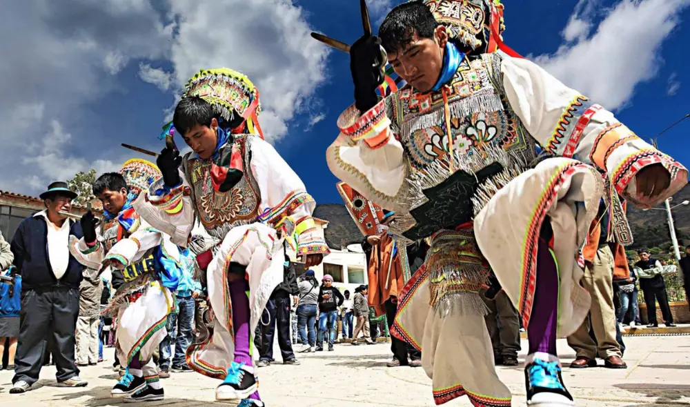 La danza de tijeras es uno de los bailes que completan el folclore nacional. Foto: Andina