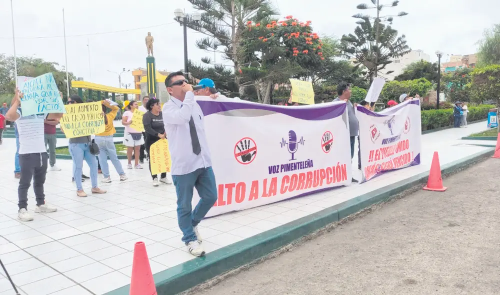 Malestar de vecinos. Pobladores del distrito de Pimentel llegaron ayer al frontis del municipio. Foto: difusión