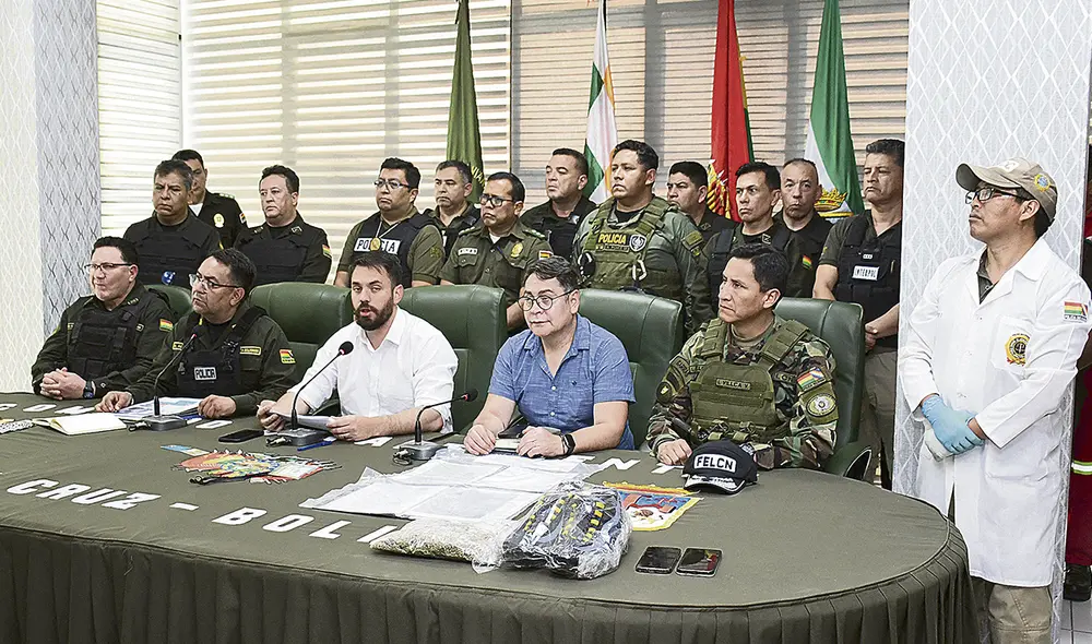 En guardia. El ministro de Interior de Bolivia y toda su plana mayor ofrecieron una conferencia de prensa anunciando la persecución de Marset y de su banda. Foto: AFP