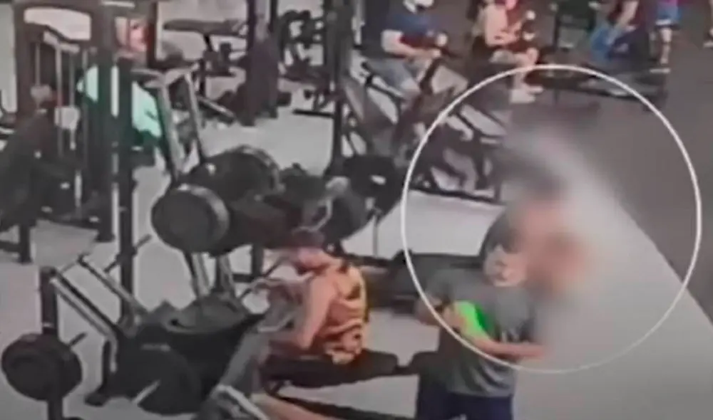 Cámaras captaron el momento en que el seguro de la máquina se desprende y todo el peso cae sobre el cuello del afectado. Foto y video: Canal UOL Cámaras captaron el momento en que el seguro de la máquina se desprende y todo el peso cae sobre el cuello del afectado. Foto y video: Canal UOL