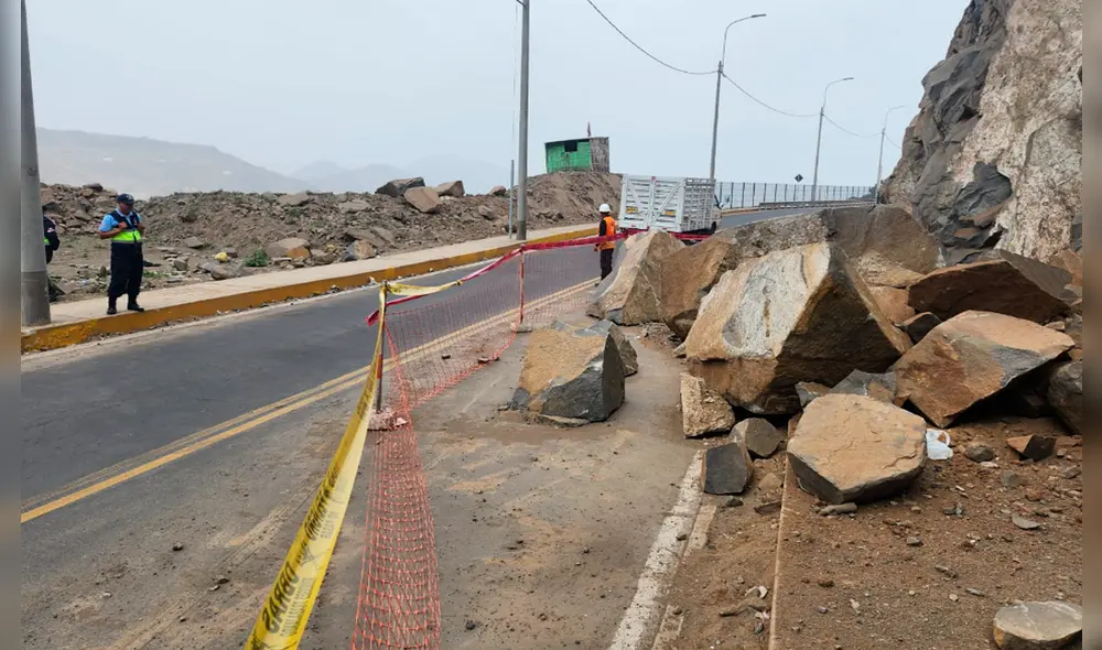 Se espera la presencia de personal del COEN para retirar pesadas piedras con maquinaria. Foto: Karla Cruz/ La República| Video: Karla Cruz/ La República Se espera la presencia de personal del COEN para retirar pesadas piedras con maquinaria. Foto: Karla Cruz/ La República| Video: Karla Cruz/ La República