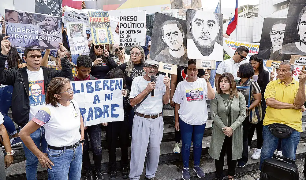 Protestas. Familiares y trabajadores afines salieron a manifestarse en oposición a la sentencia de dieciséis años de prisión contra los dirigentes sindicales. Foto: EFE Protestas. Familiares y trabajadores afines salieron a manifestarse en oposición a la sentencia de dieciséis años de prisión contra los dirigentes sindicales. Foto: EFE