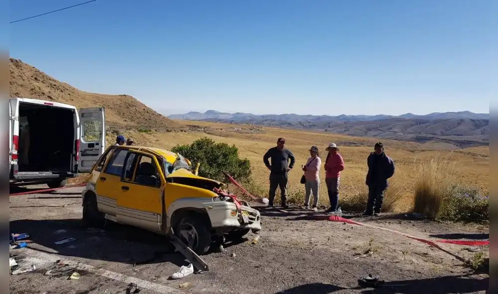 Choque entre tico y camión provocó tres muertes. Foto: Rodrigo Talavera/La República