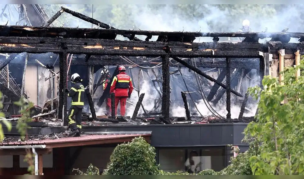 Unas 17 personas lograron salir con vida del albergue incendiado en Francia. Foto: AFP Unas 17 personas lograron salir con vida del albergue incendiado en Francia. Foto: AFP