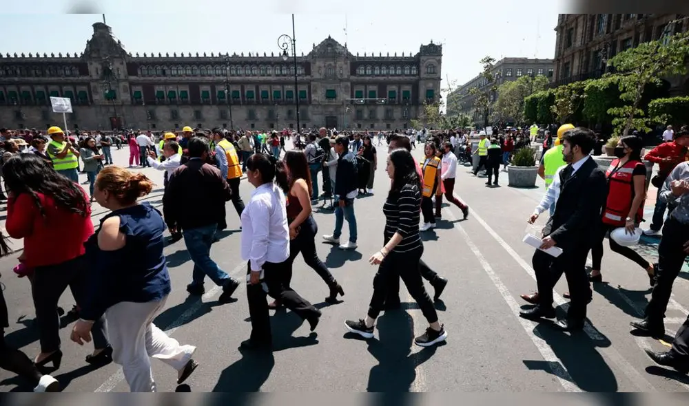 Personas participando en un simulacro de sismo.