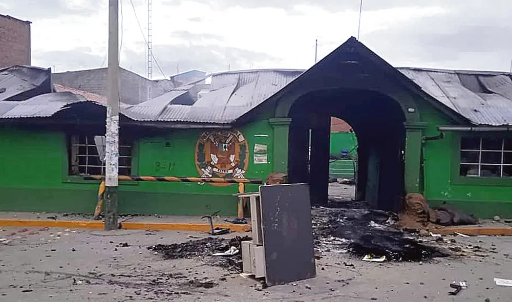 Comisaría incendiada. Durante los disturbios en Macusani se incendió la comisaría. Foto: difusión