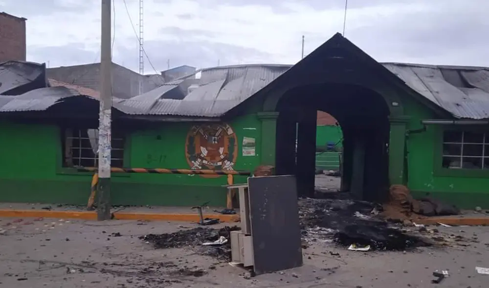 Durante los disturbios en Macusani se incendió la comisaría. Foto: La República