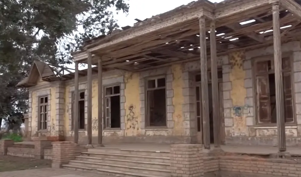 La infraestructura de la casa hacienda está muy deteriorada, algunas han terminado por desplomarse. Foto: YouTube