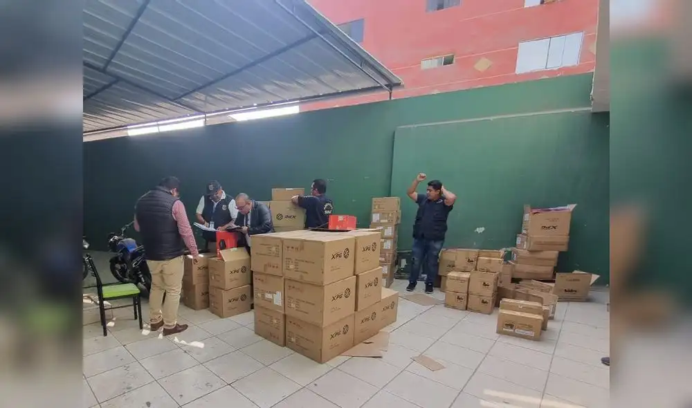 Entre los artículos encontrados, se hallan cajas de cartón, CPU, teclados y computadoras gamer, estabilizadores, entre otros; valorizados en 122.000 dólares. Foto: PNP